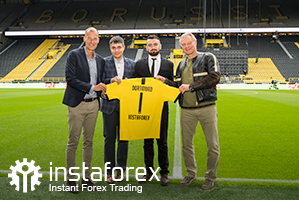 Legend of Borussia Dortmund Wolfgang de Beer, Business Development director for InstaTrade Pavel Shkapenko, Business Development Director of InstaTrade for Asia Roman Tcepelev and CEO of Borusssia Carsten Cramer hold the symbolyic Borussia-Instaforex jersey in front of the pitch of Singal Iduna Park Stadium
